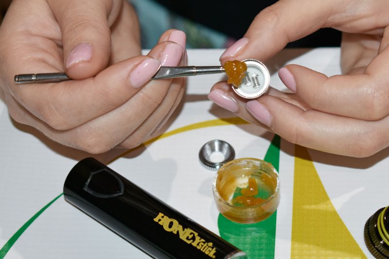 Loading wax atomizer of cannabis cup vape pen